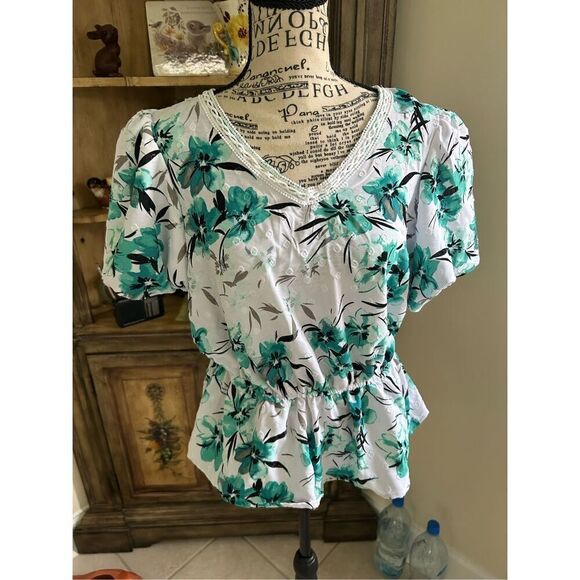 Adrienne Vittadini V Neck Floral Top NWT - Picture 1 of 6